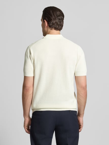 Männermodel trägt Slim Fit Poloshirt mit Strukturmuster Modell 'Johan' von Christian Berg Men, reine Baumwolle, kurzärmelig, Ganzkörperansicht Rückansicht.