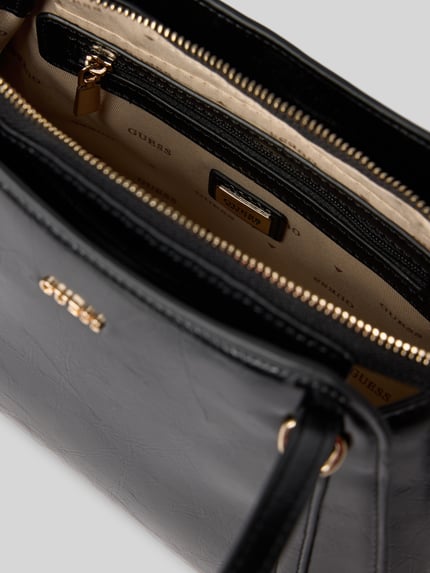Produktfoto, zwarte Shoulder Bag in Leder-Optik Model 'Xena' van GUESS met logodetail, goudkleurige ritssluiting, structuurleer, Dames, Hoofdvak, schouderband, Breedte 19 cm, Lengte 17 cm, Diepte 10 cm, bandlengte 62 cm