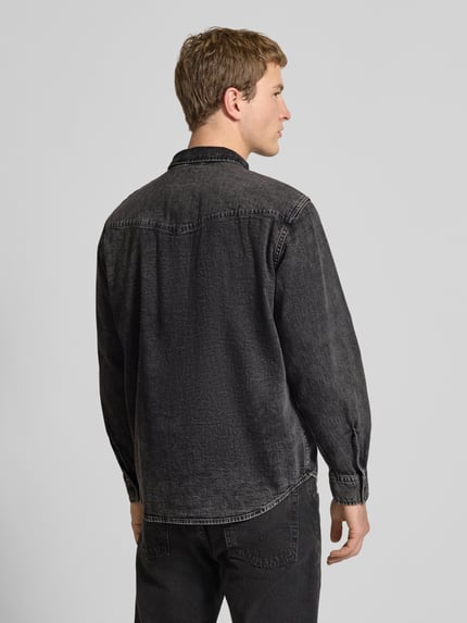 Mannelijk model draagt Relaxed Fit Jeanshemd mit Brusttaschen Modell 'WESTERN' van Levi's®, zwarte katoen, borstzakken, sportmanchetten, afgeronde zoom, labeldetail, ruglengte 73 cm, schouderbreedte 51 cm, mouwlengte 64 cm, volledige rugaanzicht.