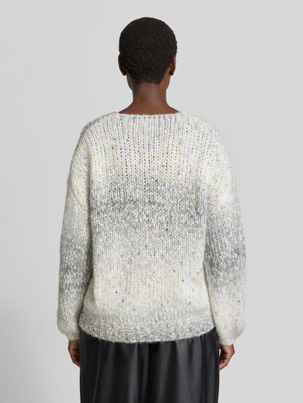 Frauenmodel trägt Strickpullover aus Effektgarn mit V-Ausschnitt von Apricot in meliertem Grau mit Woll-Anteil, Rückenansicht, Ganzkörperansicht Rückansicht.