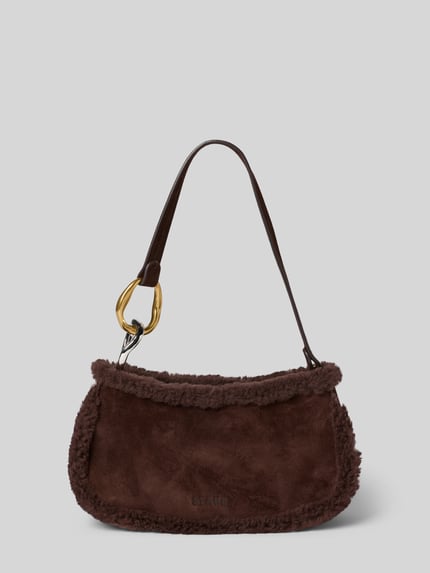 Produktfoto, braune Handtasche mit Teddyfell Modell 'OLLIE' von Staud, goldfarbenes Detail am Henkel, rechteckige Form, sichtbare Label-Prägung, samtige Textur, Maße ca. 25x13x7 cm, Schulterriemen ca. 45 cm, Hauptfach mit Reißverschluss.