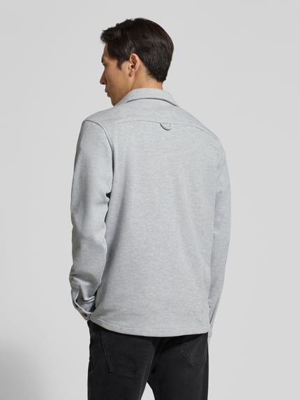 Mannelijk model draagt Regular Fit Hemdjacke met borstzakken van Lerros, lichtgrijs, kentkraag, knoopsluiting, ruglengte 70 cm, geheelachteraanzicht