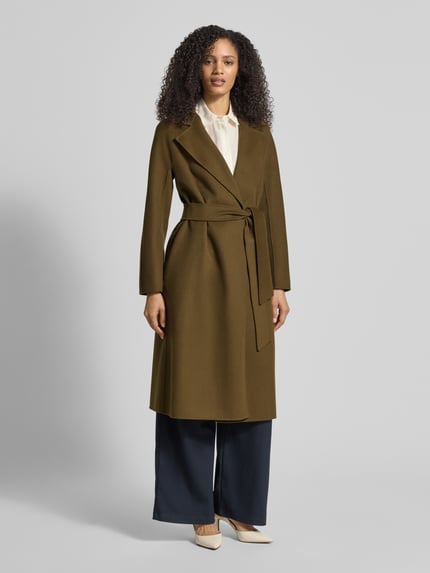 Kobiece modelka nosi 'Relaxed Fit Wollmantel mit Seiden-und Kaschmir-Anteil Modell MSTCLES' od Max Mara Studio, jednolity kolor, krój relaxed fit, kołnierz z połami, pasek w talii, rozporek, długie rękawy, boczne wpuszczane kieszenie, materiał: mieszanka żywej wełny, jedwabiu i kaszmiru, całkowity widok z przodu.