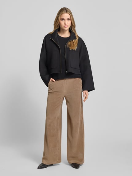 Vrouwenmodel draagt Cordhose mit Eingrifftaschen und elastischem Bund van Smith and Soul, beige ribstof, wijd pijp, voorkant volledig.