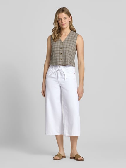 Vrouwenmodel draagt Regular Fit Culotte uit puur katoen model 'GIANNA' van Only, look: effen, denim, mid waist, 5-pocketmodel, vooraanzicht volledig lichaam