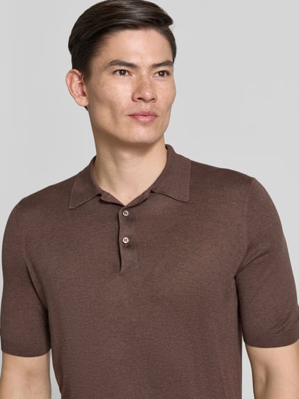 Mannelijk model draagt Slim Fit Poloshirt uit pure zijde van GRAN SASSO, bruin, polokraag, semitransparant, korte mouwen, close-up bovenlichaam