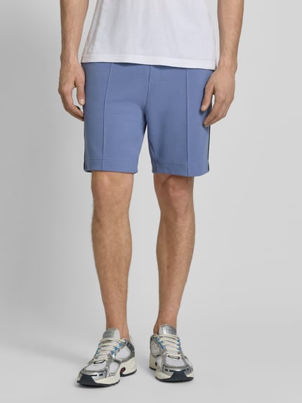 Mężczyzna nosi szorty Regular Fit Shorts aus Baumwoll-Mix model 'T_JOIN Headlo' od BOSS Green, jednolity kolor, kieszenie, szwy, elastyczny materiał, przód, całkowity widok sylwetki