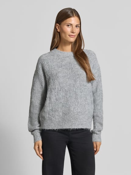 Vrouwenmodel draagt Regular Fit gebreide pullover uit elastische wolmix van Apricot, grijs, ronde hals, ribboorden, ruglengte maat S 55 cm, mouwlengte maat S 68 cm, voorkant full-body opname.