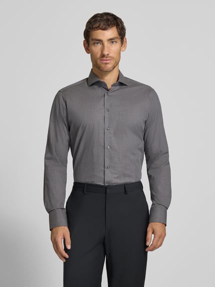 Männermodel trägt Regular Fit Business-Hemd mit Haifischkragen von Christian Berg Men aus puur katoen, effen grijs, met lange mouwen, ganzkörperansicht von vorne