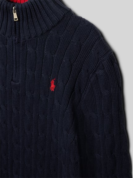 Produktfoto, Strickpullover mit Zopfmuster und Stehkragen von Polo Ralph Lauren Teens w kolorze granatowym, 100% bawełna, regular fit, widoczne logo, splot warkoczowy