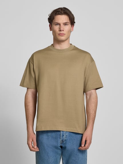 Männermodel trägt Boxy Fit T-Shirt aus reiner Baumwolle von Marc O'Polo Denim, Optik: Unifarben, Passform: Boxy-Fit, Label-Print, Rundhals, Ärmelform: Kurzarm, Material: reine Baumwolle, Herren T-Shirt, Ganzkörperansicht von vorne