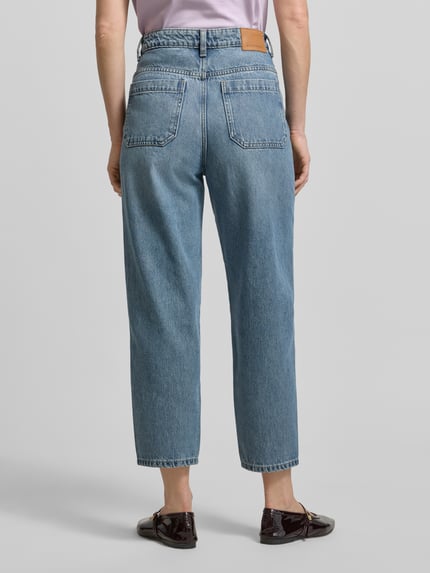 Frauenmodel trägt Baloon Jeans im 5-Pocket-Design von Stefanel aus reiner Baumwolle in Loose Fit, blaue Denimstruktur, Ganzkörperansicht Rückansicht.