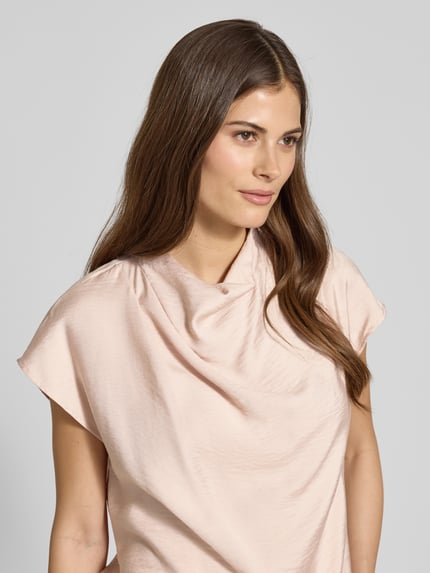 Frauenmodel trägt Drapiertes Blusentop aus Modal-Mix von Jake*s Collection in zartem Rosa mit Drapierungen, Kappärmel, Regular-Fit, Nahaufnahme Oberkörper.