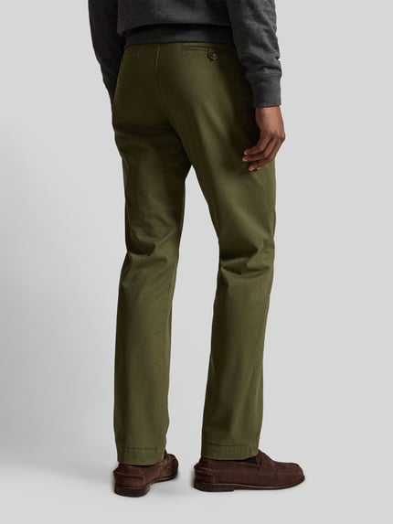 Mężczyzna model nosi proste spodnie z mieszanki bawełny 'Gerade Hose aus Baumwoll-Mix' od Polo Ralph Lauren w kolorze oliwkowym, widok całej sylwetki z tyłu.