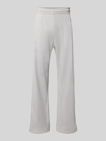Produktfoto, Straight Fit Sweatpants mit Strukturmuster Modell 'Essentials' von adidas Originals, weiß, Baumwoll-Mix, elastischer Bund, Eingrifftaschen, gerade Beine, sichtbares Strukturmuster, 77 cm Innenbeinlänge bei Größe M.