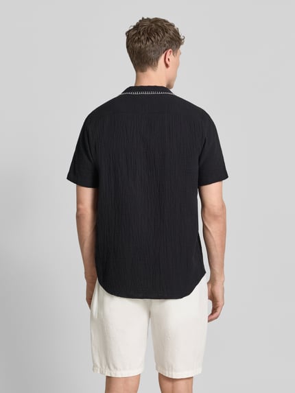 Männermodel trägt Regular Fit Freizeithemd aus reiner Baumwolle Modell 'ELLINO' von HUGO, unifarben, Resortkragen, Rückansicht, Ganzkörperansicht.