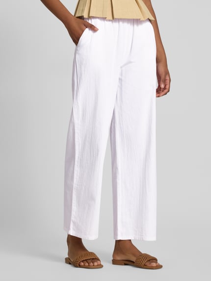Frauenmodel trägt Stoffhose in verkürzter Passform Modell 'CISSIE' von Soyaconcept, Reine Baumwolle, Wide-Leg, Tunnelzug, Nahaufnahme Unterkörper.