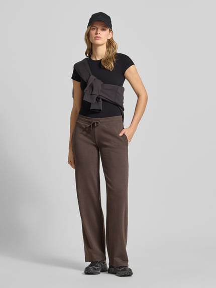 Frauenmodel trägt T-Shirt mit Rundhalsausschnitt von REVIEW aus Baumwoll-Elasthan-Mix, Slim-Fit, Damen T-Shirt, Rückenlänge 51 cm, Ganzkörperansicht von vorne.