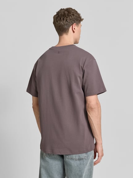 Męski model nosi Relaxed Fit T-Shirt aus reiner Baumwolle Modell 'MAARKOS HEAVY WEIGHT' von Armedangels, gładki, logo-stitching, okrągły dekolt, krótki rękaw, jersey, bawełna, widok całej sylwetki z tyłu