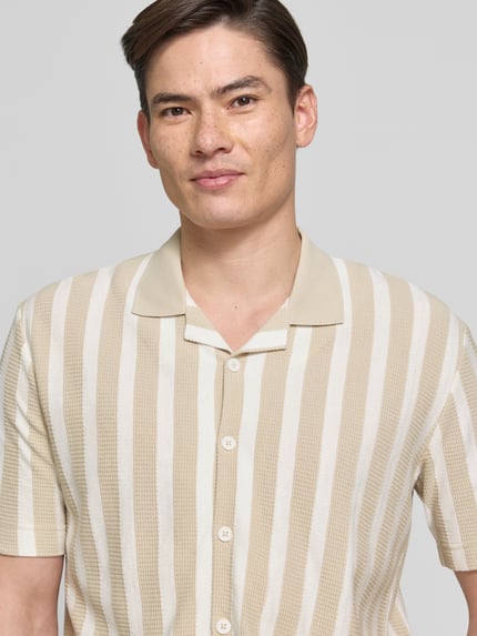 Männermodel trägt Regular Fit Freizeithemd aus reiner Baumwolle von Marc O'Polo in Strickoptik, gestreift, Nahaufnahme Oberkörper.