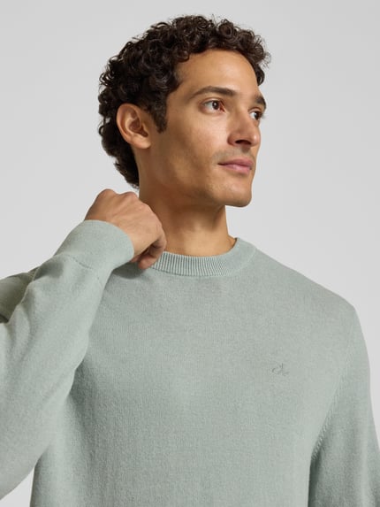 Männermodel trägt Regular Fit Pullover aus Baumwoll-Mix mit Schurwoll-Anteil von Marc O'Polo in Hellgrün, Nahaufnahme Oberkörper. Herren Pullover von Marc O'Polo