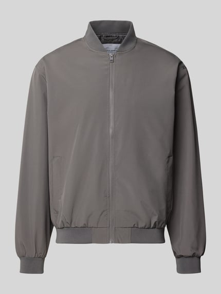 Produktfoto, szara Bomberjacke mit seitlichen Eingrifftaschen Modell 'CHARGE' von Jack & Jones, krój prosty, stójka, zamek błyskawiczny, ściągacze, długość tyłu w rozmiarze M 66 cm, szerokość ramion w rozmiarze M 54 cm, szerokość klatki piersiowej w rozmiarze M 65 cm, długość rękawa w rozmiarze M 64 cm, gładka tekstura