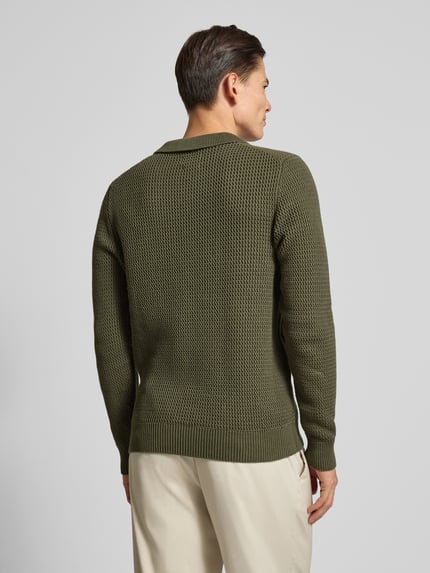 Männermodel trägt Strickpullover mit gerippten Abschlüssen von MCNEAL in Olivgrün, Reine Baumwolle, Regular-Fit, Ganzkörperansicht Rückansicht.