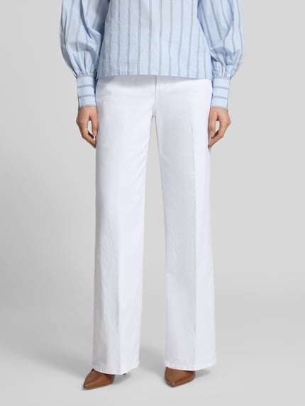 Kobiece model nosi Wide Leg Jeans aus Baumwoll-Mix od s.Oliver RED LABEL, efekt: jednolity kolor, krój wide fit, wysoki stan, aplikacja z logo, szlufki na pasek, zapięcie na guzik i zamek błyskawiczny, 5 kieszeni, wykończenie: denim, mieszanka bawełny; widok całej sylwetki z przodu.