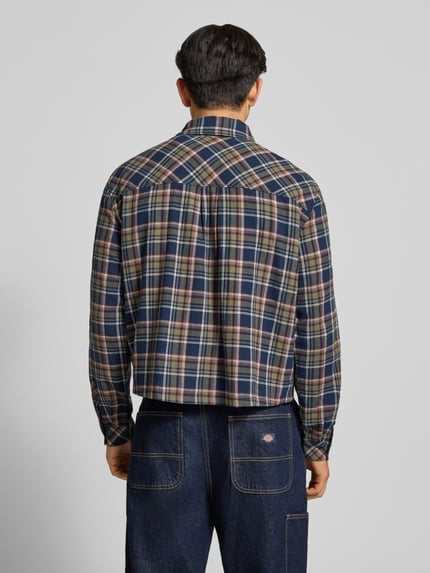 Männermodel trägt Freizeithemd mit Knopfleiste von KARL KANI, kariert in Blau und Beige, reine Baumwolle, Rückenansicht, Ganzkörperansicht.