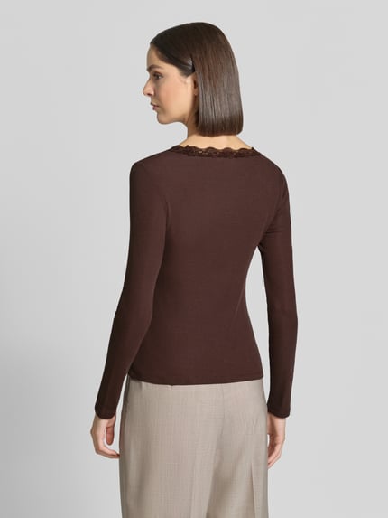 Frauenmodel trägt Slim Fit Langarmshirt aus Baumwoll-Mix von Jake*s Casual in Dunkelbraun mit feiner Struktur, Ganzkörperansicht Rückansicht.