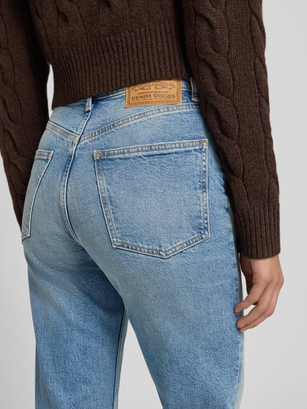 Vrouwenmodel draagt Wide Leg Jeans im Used-Look van Polo Ralph Lauren in lichtblauw, katoen-elastaan mix, detailopname rugaanzicht.