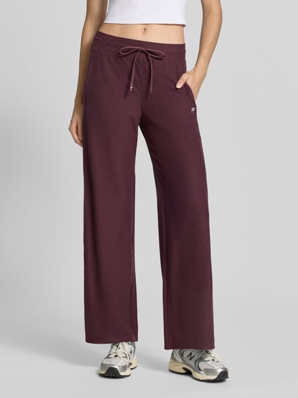 Frauenmodel trägt Wide Fit Sweatpants mit Label-Detail Modell 'CLOUD' von Fabletics, meliert, elastischer Bund mit Tunnelzug, Nahaufnahme Unterkörper. Elastischer Material-Mix, Innenbeinlänge 75 cm, angenehme Textur.