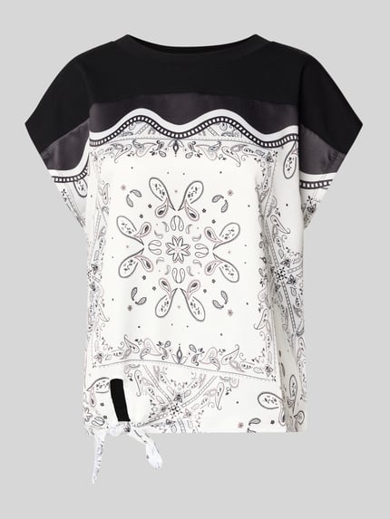 Produktfoto, Blusenshirt mit Knotendetail von Christian Berg Woman Selection aus Satin im Regular-Fit mit Rundhalsausschnitt, Rückenlänge 52 cm bei Größe 36, schwarz-weiß gemustert mit glatter Satin-Haptik.