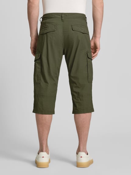 Männermodel trägt Relaxed Fit Cargoshorts aus Baumwoll-Mix von s.Oliver BLACK LABEL, Optik: Unifarben, Ganzkörperansicht Rückansicht.