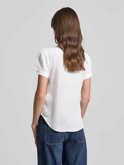 Vrouwenmodel draagt Regular Fit Leinenbluse aus reinem Leinen van Polo Ralph Lauren in effen wit, korte mouw, puur linnen, rugaanzicht.