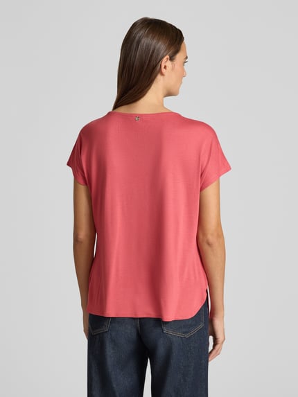 Vrouwenmodel draagt Regular Fit T-shirt uit modal-mix van Tom Tailor in effen roze, gladde textuur, dames T-shirt, volledige achteraanzicht