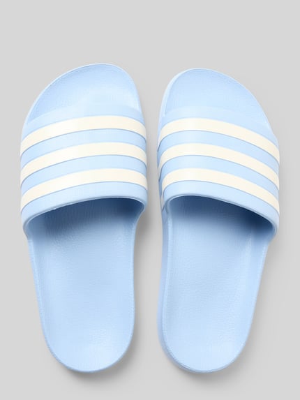 Produktfoto, hellblaue Badeschuhe mit weißen Signature-Streifen und Label-Prägung, strukturierte Sohle, unifarbene Optik, ADILETTE AQUA von adidas Sportswear