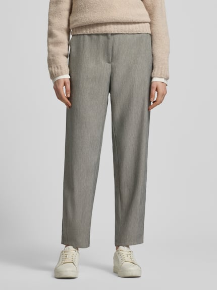 Kobiece modelka nosi Straight Fit Stoffhose mit Gesäßtaschen Modell 'Caia' od FREE/QUENT z elastycznego bawełnianego miksu, prosta nogawka, skrócona długość, rozmiar S: szerokość 40 cm, długość wewnętrzna nogawki 71 cm, guzik i zamek, kolor szary, tekstura gładka, widok całej sylwetki z przodu.