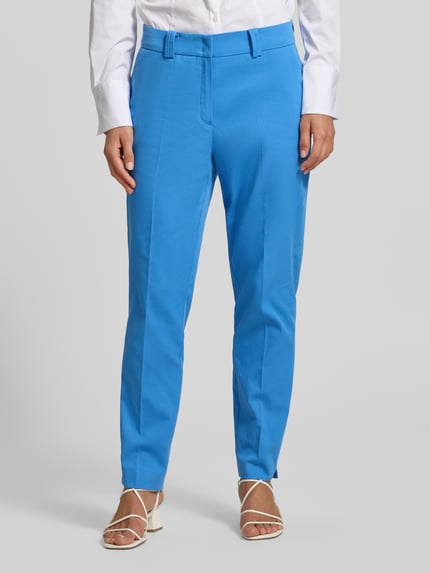 Frauenmodel trägt Stoffhose mit Bügelfalte von More & More in kräftigem Blau, Baumwoll-Mix mit Stretch, Straight Fit, Nahaufnahme Vorderansicht.
