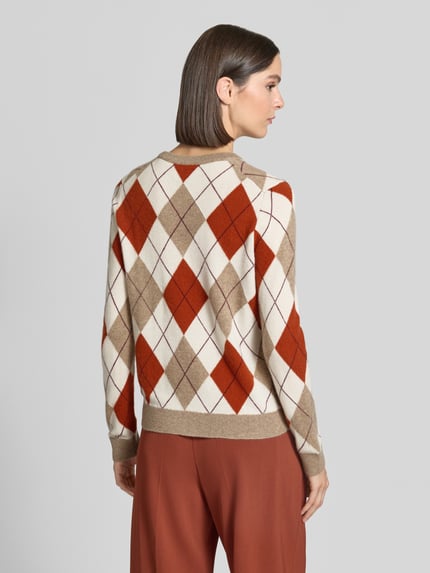 Frauenmodel trägt Regular Fit Pullover aus reinem Kaschmir von Jake*s Casual in Creme, Beige und Rostrot mit Rautenstruktur, Ganzkörperansicht Rückansicht.