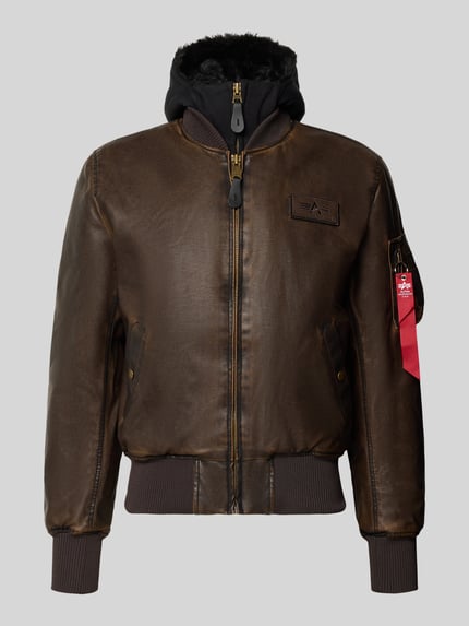 Produktfoto, Bomberjacke in Leder-Optik mit Label-Details von Alpha Industries, braun, Reißverschluss, Kapuze, Stehkragen, glatte Textur