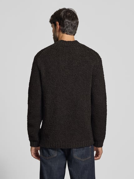 Męski model nosi Oversized Fit Pullover aus Schurwoll-Mix od Marc O'Polo, czarny melanż, gruba dzianina, widoczne faktury, Ganzkörperansicht Rückansicht.