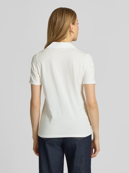 Vrouwenmodel draagt Regular Fit poloshirt uit puur katoen van Marc O'Polo, look: effen, jersey, korte mouw, borstzak, rugaanzicht.