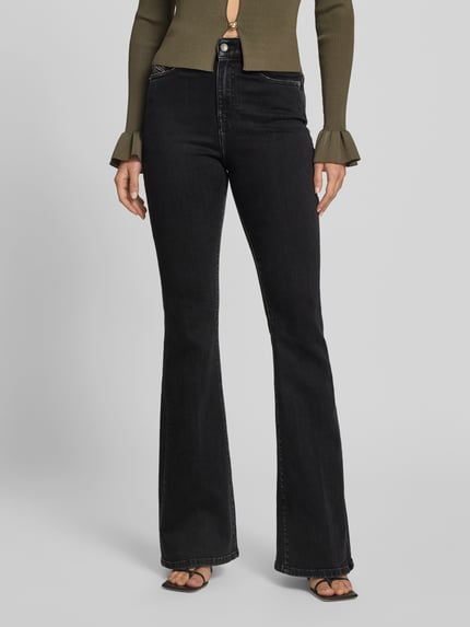 Frauenmodel trägt Flared Fit Jeans mit Logo-Detail von Diesel aus schwarzem Baumwoll-Mix, 5-Pocket-Design, Knopf- und Reißverschluss, Nahaufnahme Oberkörper.