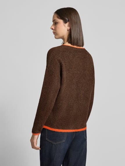 Männermodel trägt sweter z dzianiny z dekoltem w serek Model 'Ro44sie' od ZABAIONE, krój regular fit, paski w kontrastowym kolorze, długość tyłu w rozmiarze S/M 62 cm, długość rękawów w rozmiarze S/M 51 cm, widok całej sylwetki z tyłu