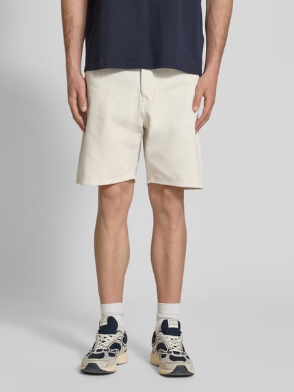 Männermodel trägt Loose Fit Jeansshorts mit Eingrifftaschen Modell 'TONY' von Jack & Jones in Beige, reine Baumwolle, Used-Look, Ganzkörperansicht von vorne.