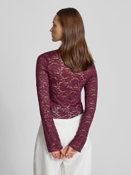 Frauenmodel trägt Slim Fit Langarmshirt in Spitzen-Mesh-Optik Modell 'NIKKA' von ONLY in Bordeaux mit Spitzenstruktur, Ganzkörperansicht Rückansicht, Damen Langarmshirt von ONLY.