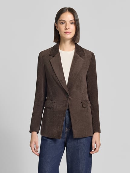 Vrouwenmodel draagt Regular Fit Blazer in Corduroy look van comma, bruin, met Reverskraag, Klepzakken, knoopsluiting, elastische materiaalmix, regular fit, Ganzkörperansicht van voren. Context: Dames blazer van comma, elastische materiaalmix, regular fit, corduroy look, reverskraag, klepzakken, knoopsluiting, ruglengte maat 36: 68 cm, borstwijdte maat 36: 45 cm, mouwlengte maat 36: 61 cm.