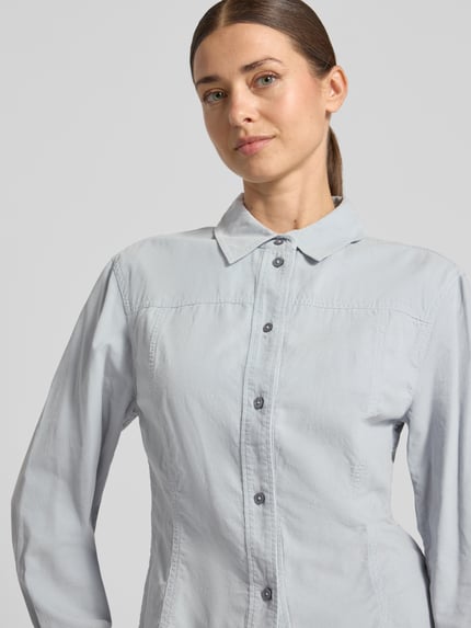 Vrouwenmodel draagt Regular fit blouse met lange mouwen van puur katoen Regular Fit Langarmbluse aus reiner Baumwolle van Marc O'Polo, Dames, Nahaufnahme bovenlichaam.