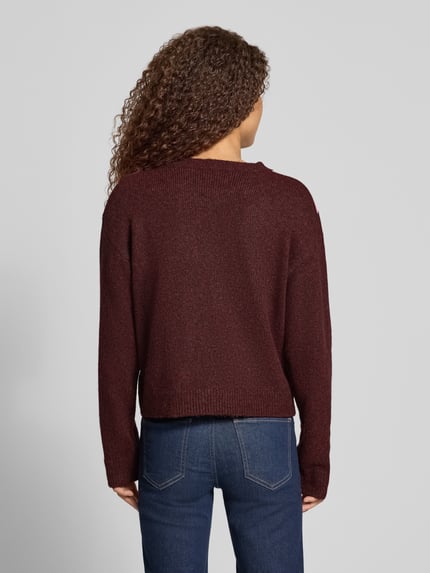 Vrouwenmodel draagt Relaxed Fit gebreide pullover uit wolmix Model 'HARVI' van JJXX met ruitmotief, ruglengte maat S 50 cm, mouwlengte 57 cm, Ganzkörperansicht Rückansicht.